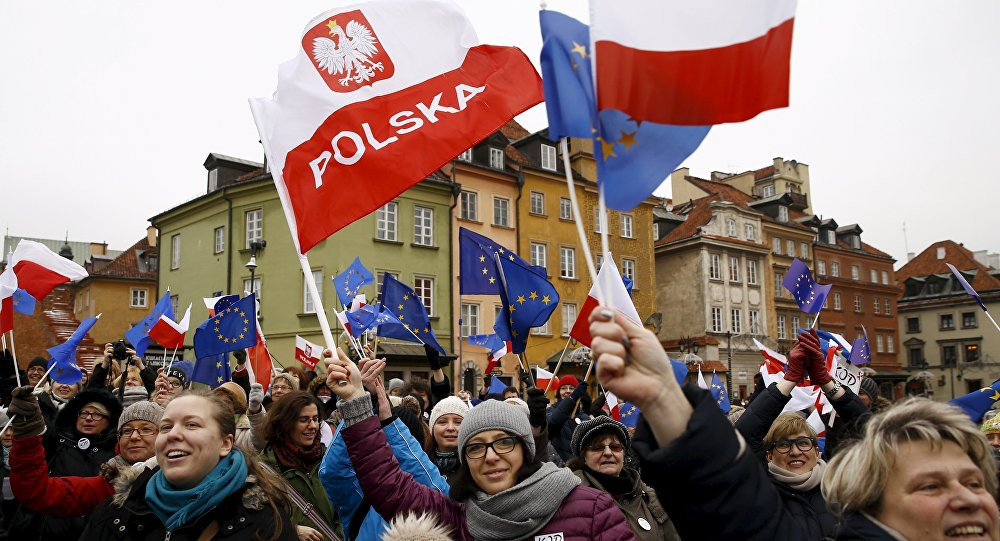 Σε κυρώσεις κατά της Πολωνίας προχωρά η Κομισιόν