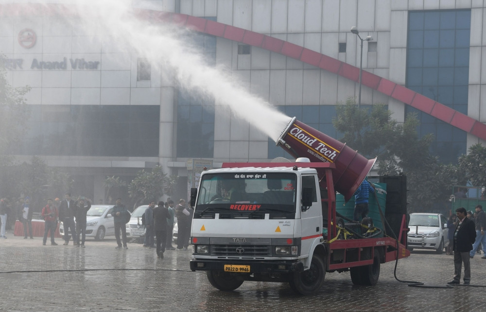 Με ένα τεράστιο «πιστολάκι» προσπαθούν να διώξουν το νέφος από το Νέο Δελχί [ΦΩΤΟ]