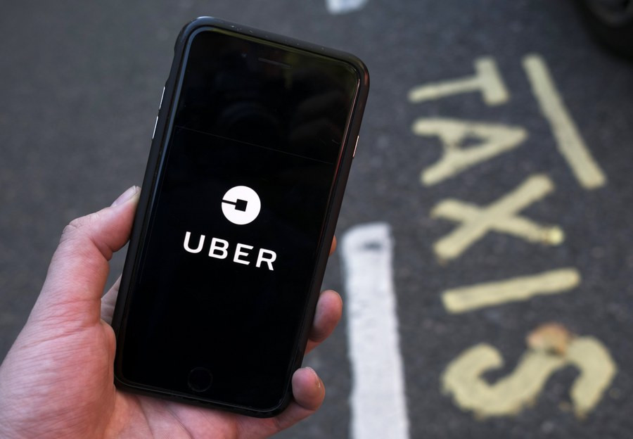 Απόφαση ορόσημο για την Uber: Υπαγωγή σε ρυθμιστικό πλαίσιο αντίστοιχο με τα ταξί