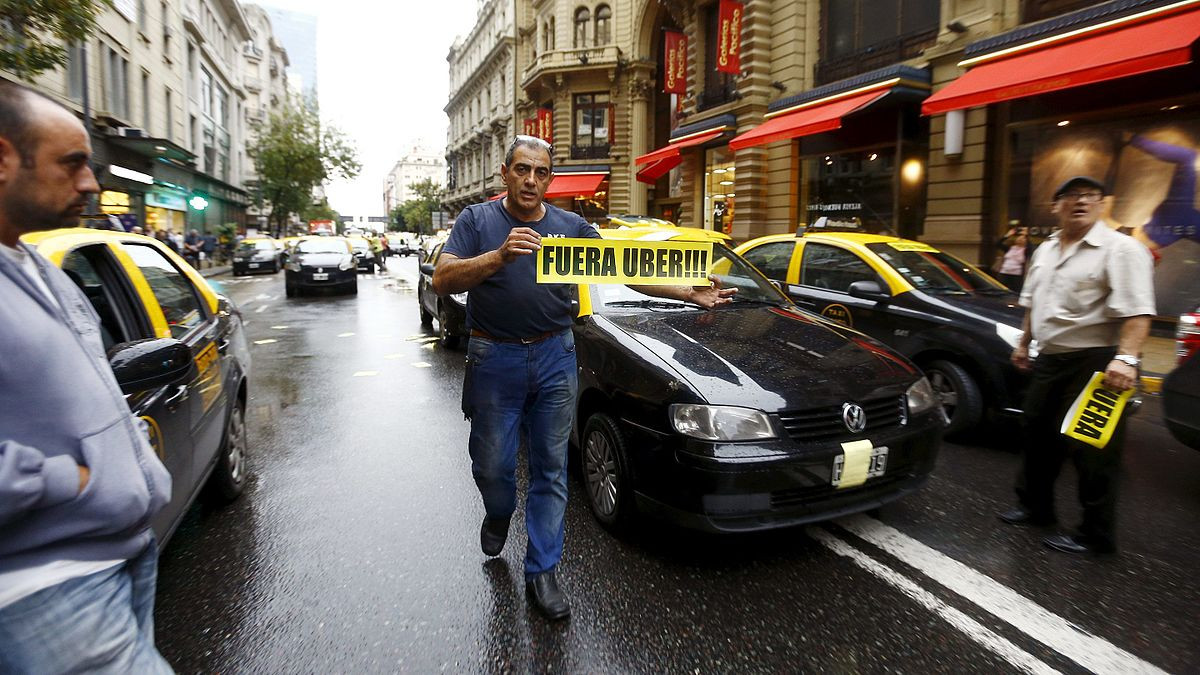 Ισπανοί οδηγοί ταξί για την απόφαση κατά της Uber: Είναι μια «νίκη της κοινωνίας»