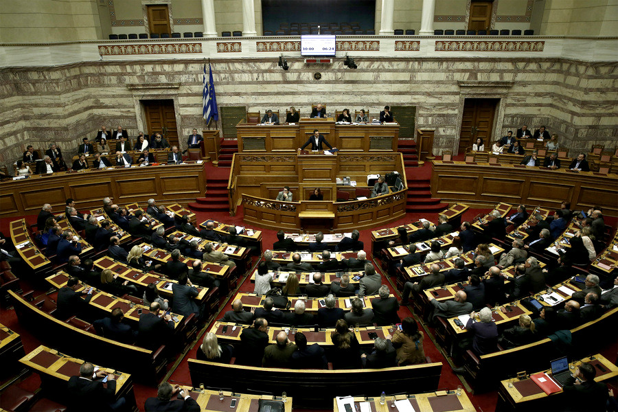 Σενάρια «μετεγγραφών» και πολιτικές καραμπόλες στην Βουλή