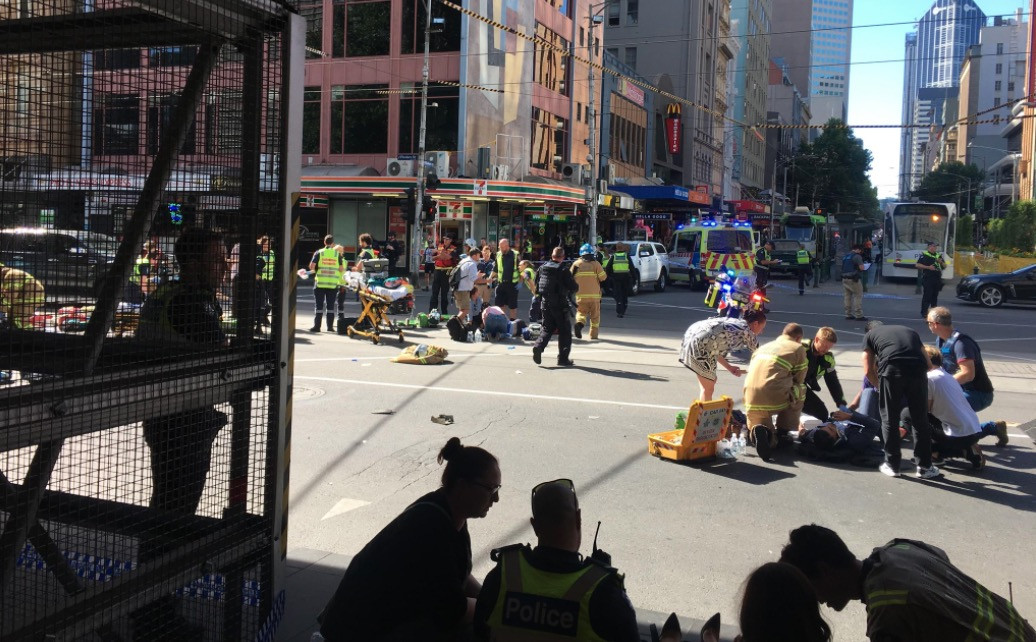 Μελβούρνη: Αυτοκίνητο έπεσε πάνω σε πεζούς – Αρκετοί τραυματίες [ΒΙΝΤΕΟ]