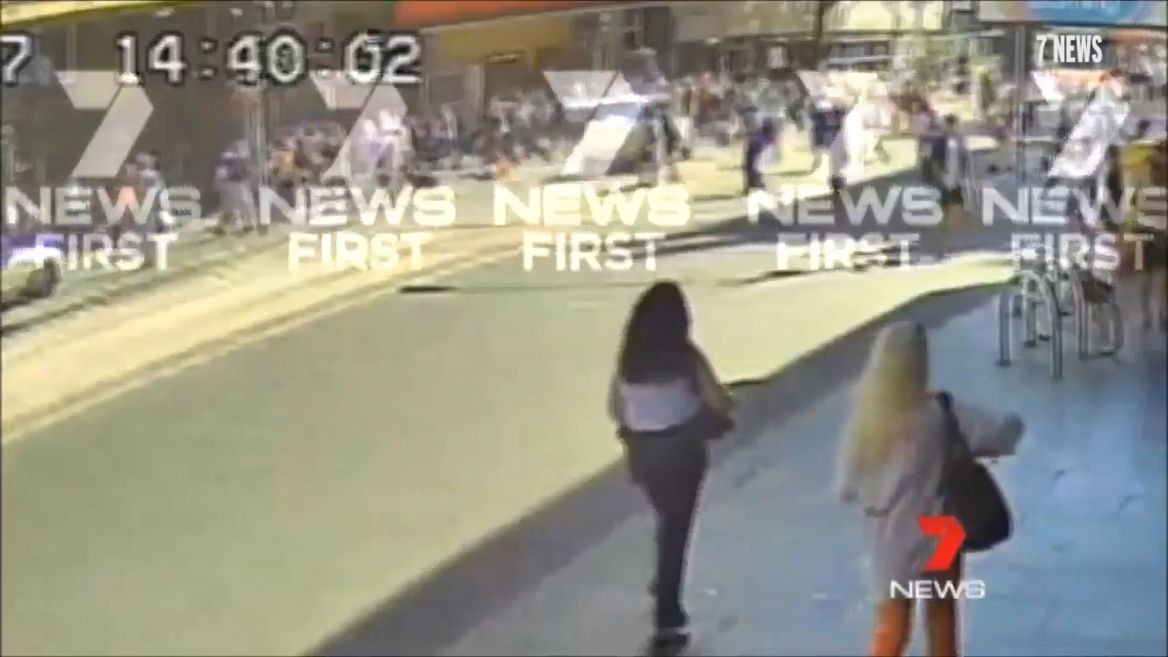 Η στιγμή που ο δράστης πέφτει πάνω στο πλήθος στη Μελβούρνη [Βίντεο]
