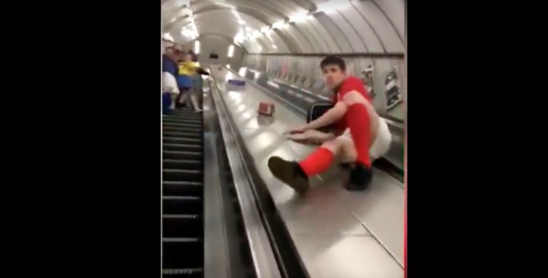 Μεθυσμένος Βρετανός κάνει «τσουλήθρα» στο μετρό του Λονδίνου [Βίντεο]