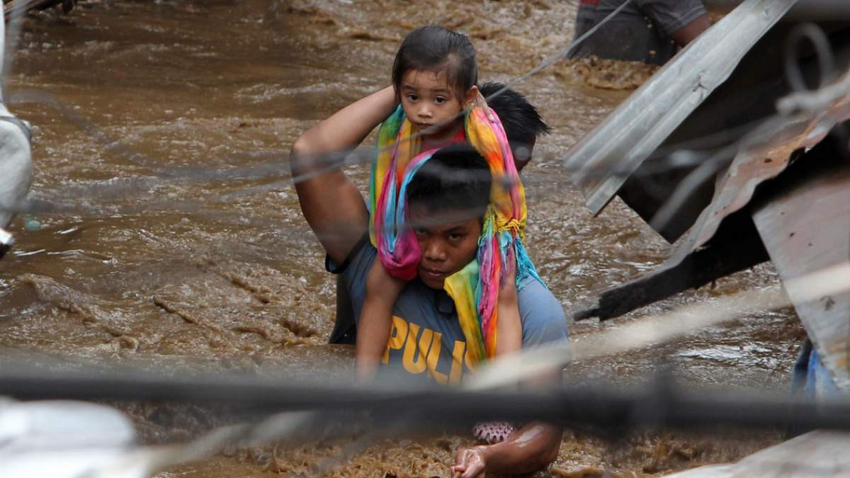 Εκατοντάδες νεκροί από το πέρασμα τροπικής καταιγίδας στις Φιλιππίνες