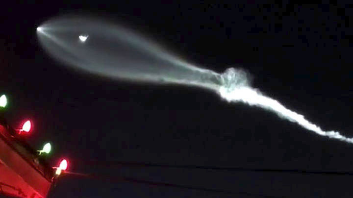 Μυστηριώδες ιπτάμενο αντικείμενο φώτισε τον ουρανό του Λος Άντζελες [Βίντεο]
