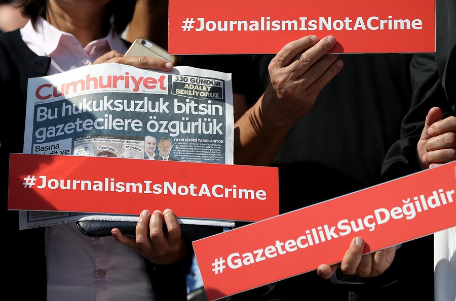 Τουρκία – Δίκη Cumhuriyet: Ένταση και παράταση της κράτησης για τέσσερις δημοσιογράφους