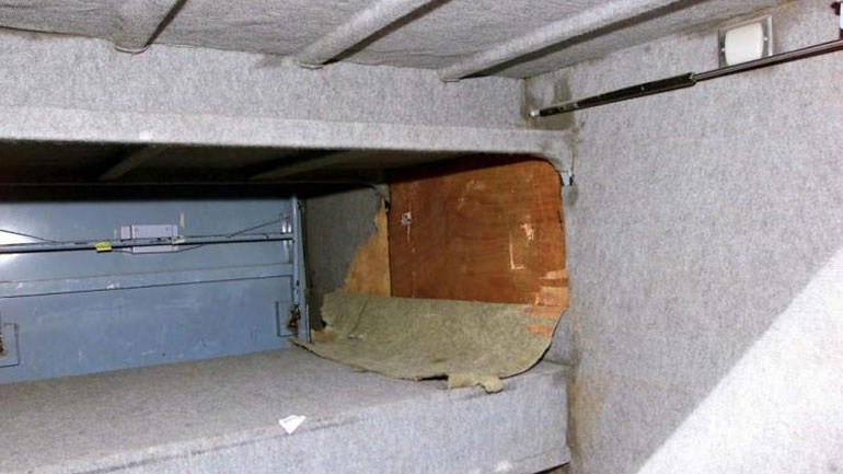 Φυγόδικος κρυβόταν σε κρύπτη στην κρεβατοκάμαρά του