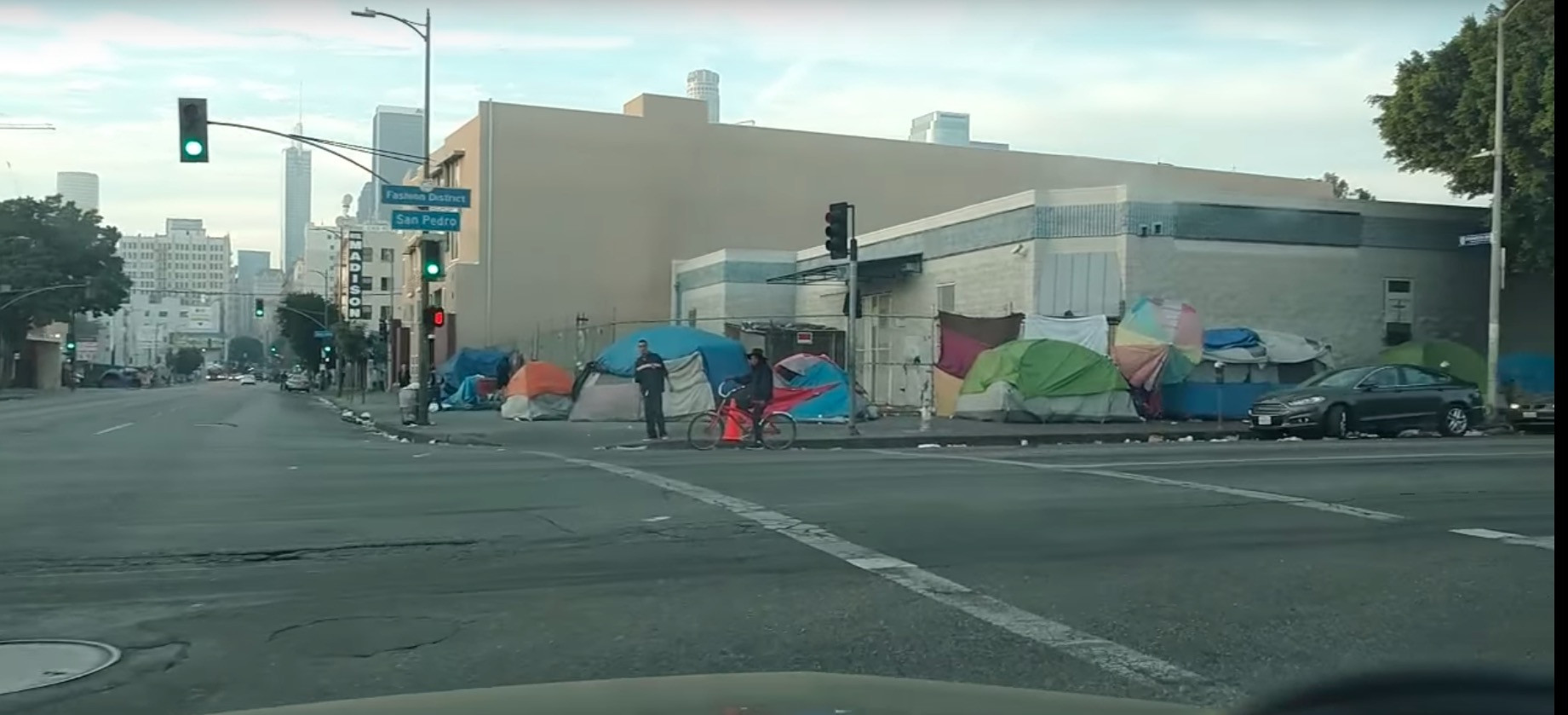 «Κάθοδος» στην χριστουγεννιάτικη κόλαση των άστεγων του Λος ‘Αντζελες [Βίντεο]