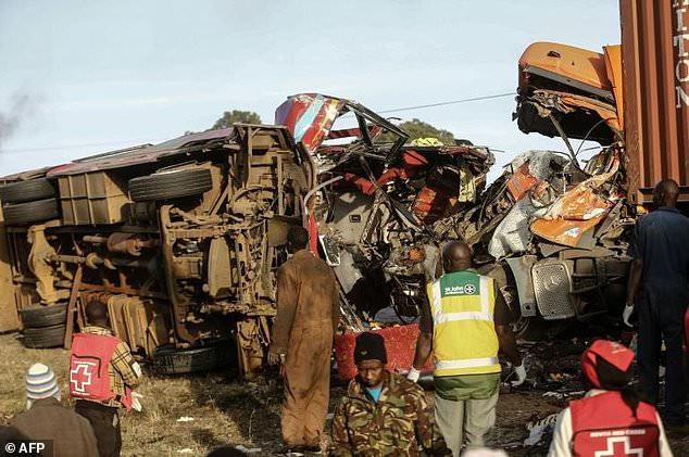 Λεωφορείο συγκρούστηκε με φορτηγό στην Κένυα – Πάνω από 30 νεκροί