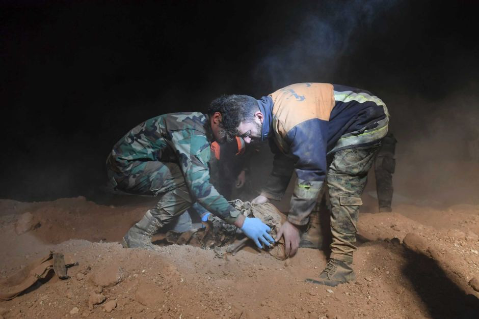 Εικόνες φρίκης από τις ανασκαφές στους μαζικούς τάφους της Ράκα 
