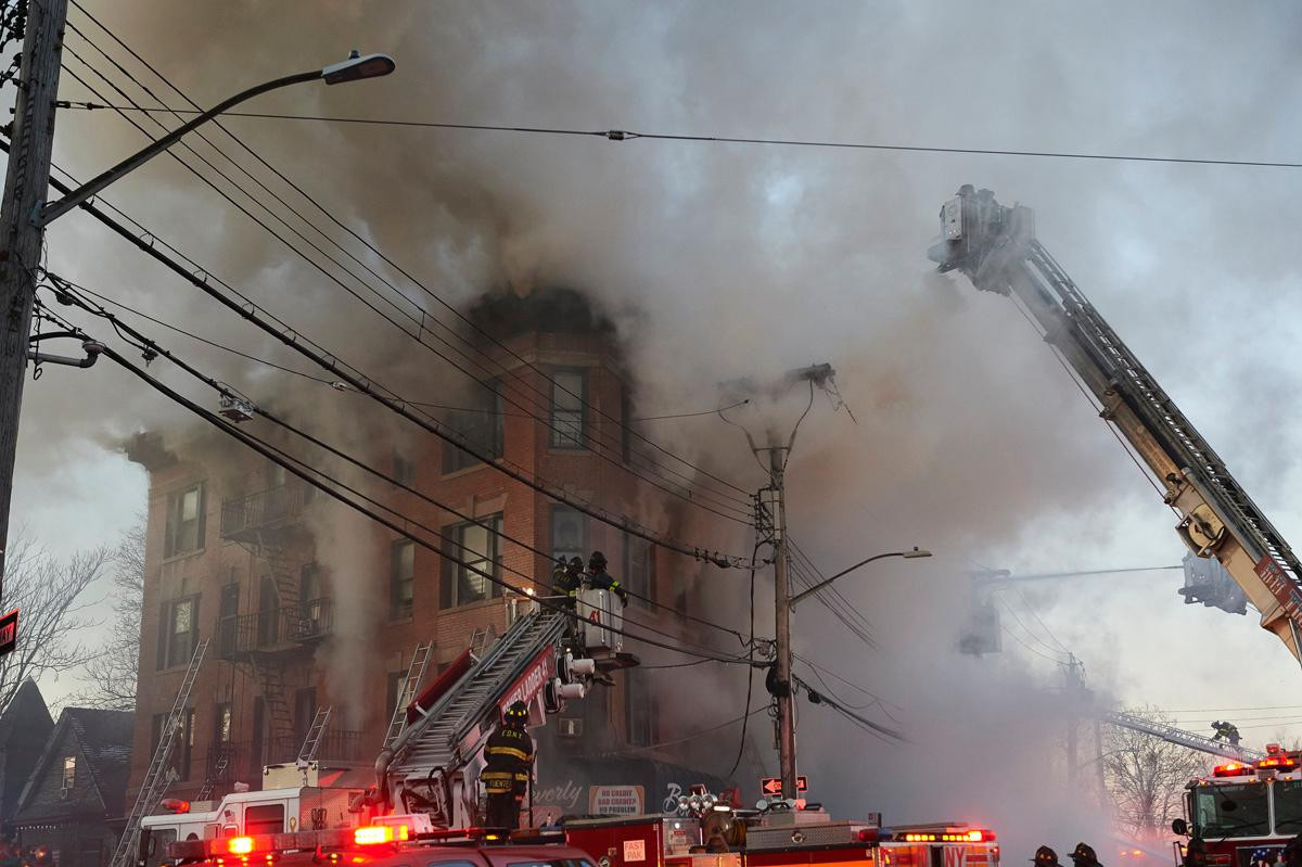 Νέα Υόρκη: Τουλάχιστον 16 τραυματίες από πυρκαγιά σε κτίριο στο Μπρονξ [ΒΙΝΤΕO]