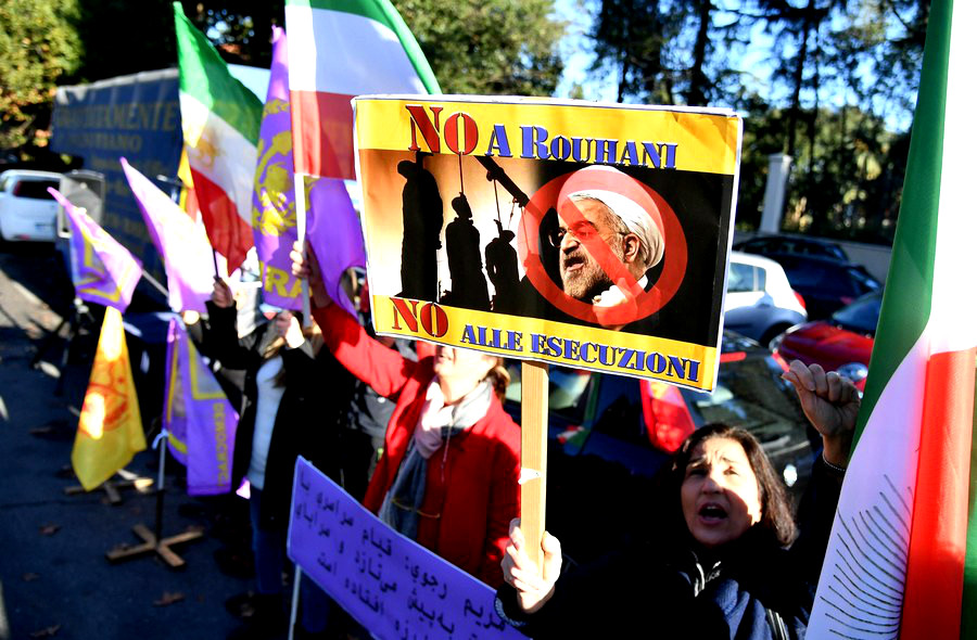 Το διχασμένο Ιράν «βράζει», ο Τραμπ… «τρίβει τα χέρια του»
