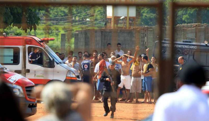 Χάος και φρικαλεότητες σε φυλακή της Βραζιλίας: Δεκάδες κρατούμενοι δραπέτευσαν