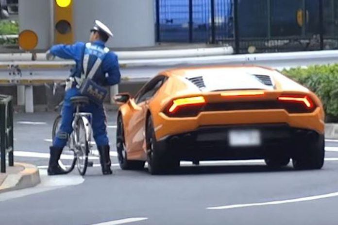 Αστυνομικός με ποδήλατο πρόλαβε… Lamborghini [ΒΙΝΤΕΟ]