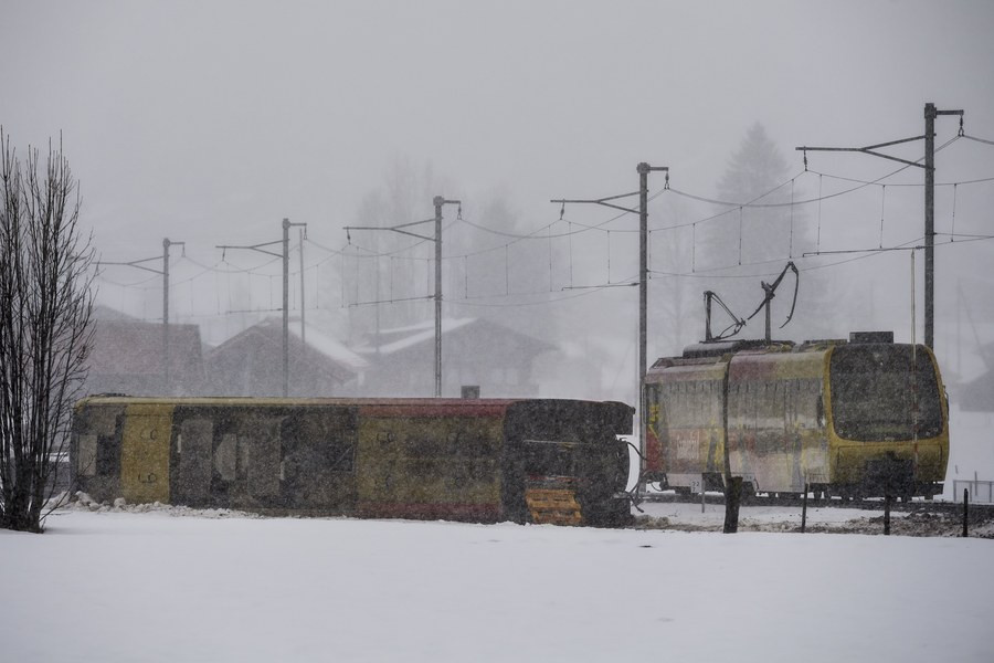 Άνεμοι εκτροχίασαν τρένο στην Ελβετία – Οκτώ τραυματίες