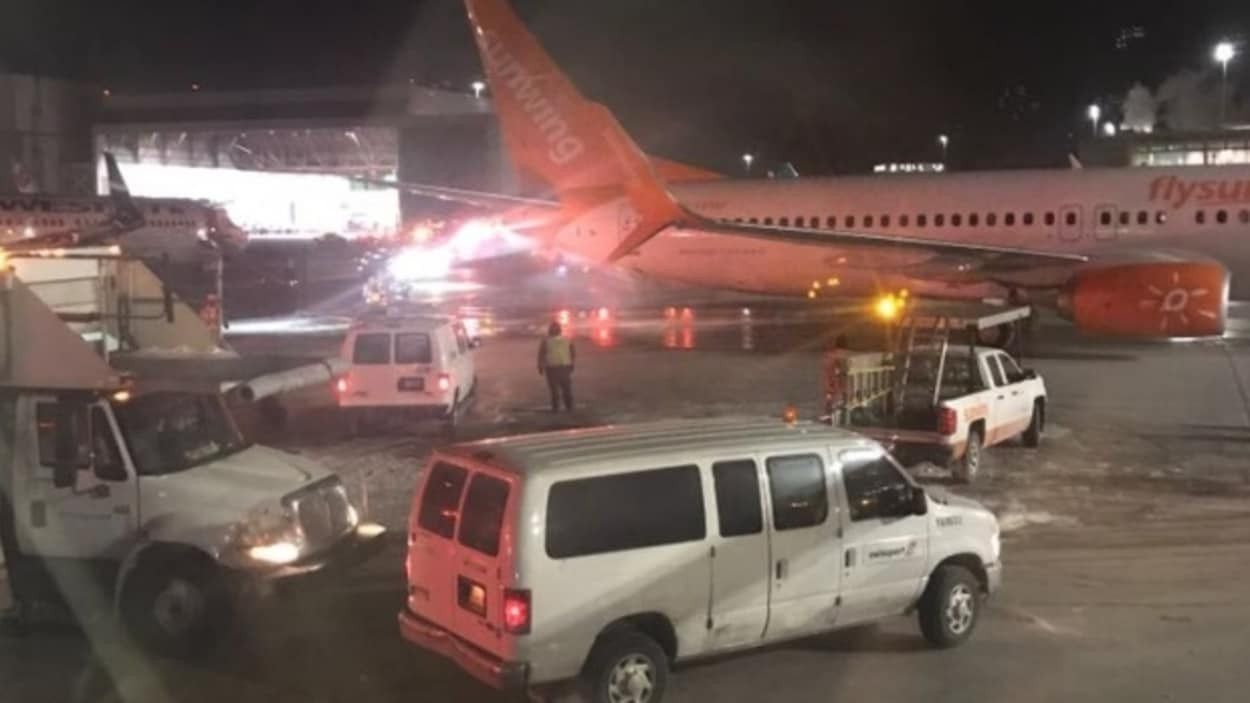 Δύο αεροπλάνα συγκρούστηκαν και άρπαξαν φωτιά στο αεροδρόμιο του Τορόντο [ΒΙΝΤΕΟ]