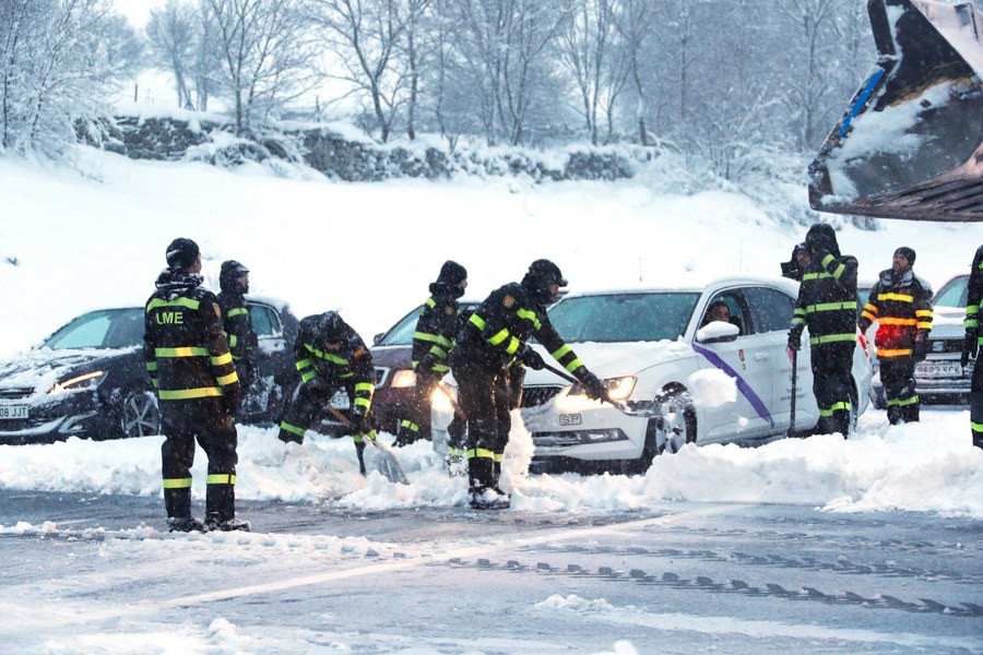 Οδηγοί εγκλωβίστηκαν από χιονοθύελλα στην Ισπανία