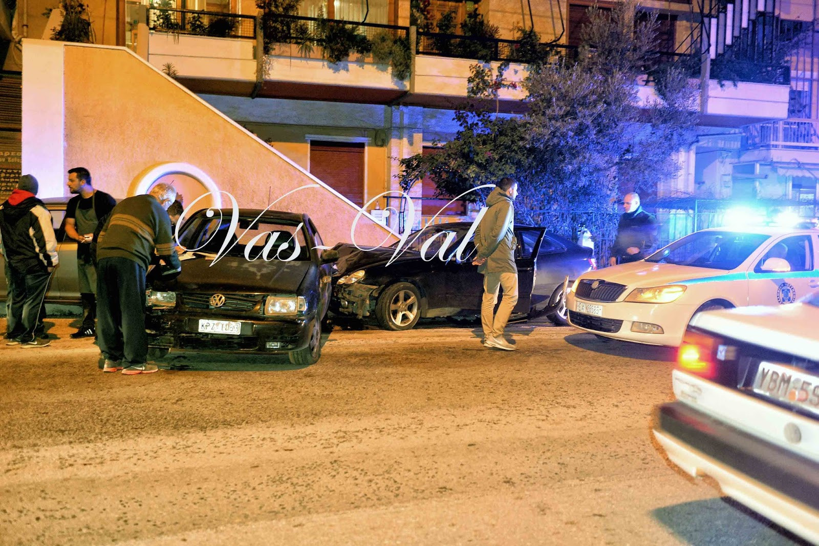 Kόρινθος: Μεθυσμένος οδηγός πήρε σβάρνα έξι αυτοκίνητα [Φωτό + Βίντεο]