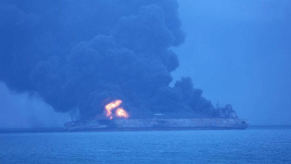 Κίνα: Συνεχίζεται να φλέγεται το δεξαμενόπλοιο – Δεκάδες οι αγνοούμενοι [Βίντεο]