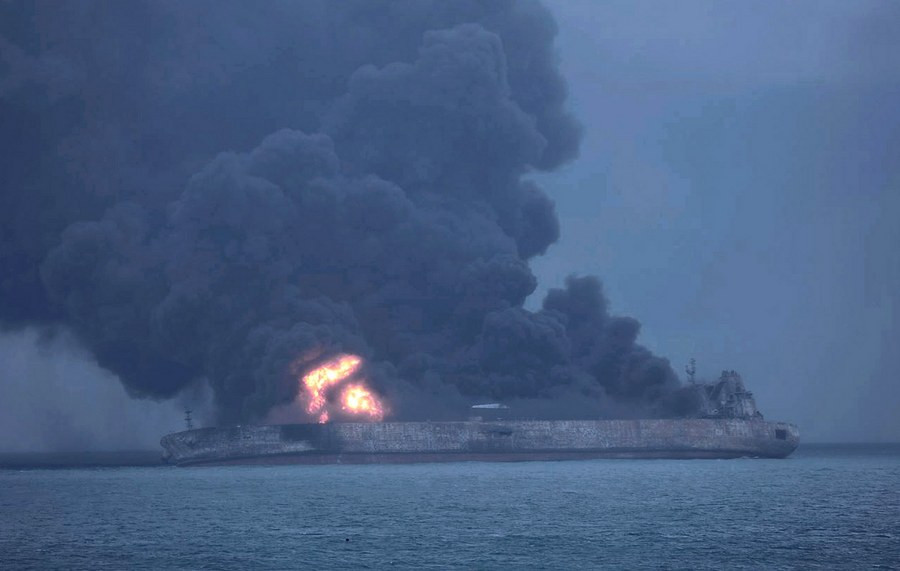 Τεράστια οικολογική καταστροφή στην Σινική Θάλασσα – Δεκάδες αγνοούμενοι ναυτικοί