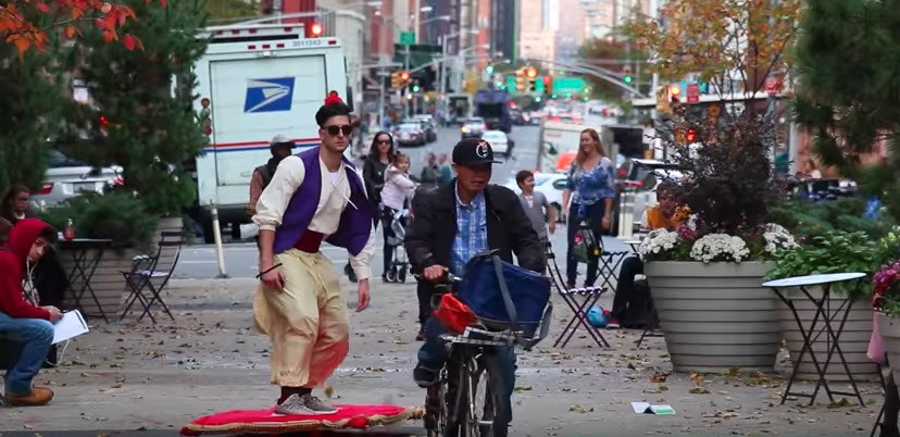 Ο Αλαντίν με το… χαλί του στους δρόμους της Νέας Υόρκης [ΒΙΝΤΕΟ]