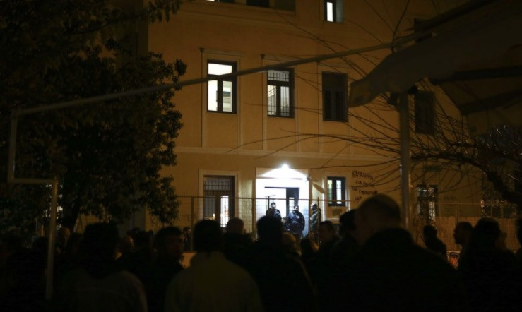Αναρχικοί έξω από εκδήλωση του ΣΥΡΙΖΑ με ομιλητή τον Βούτση