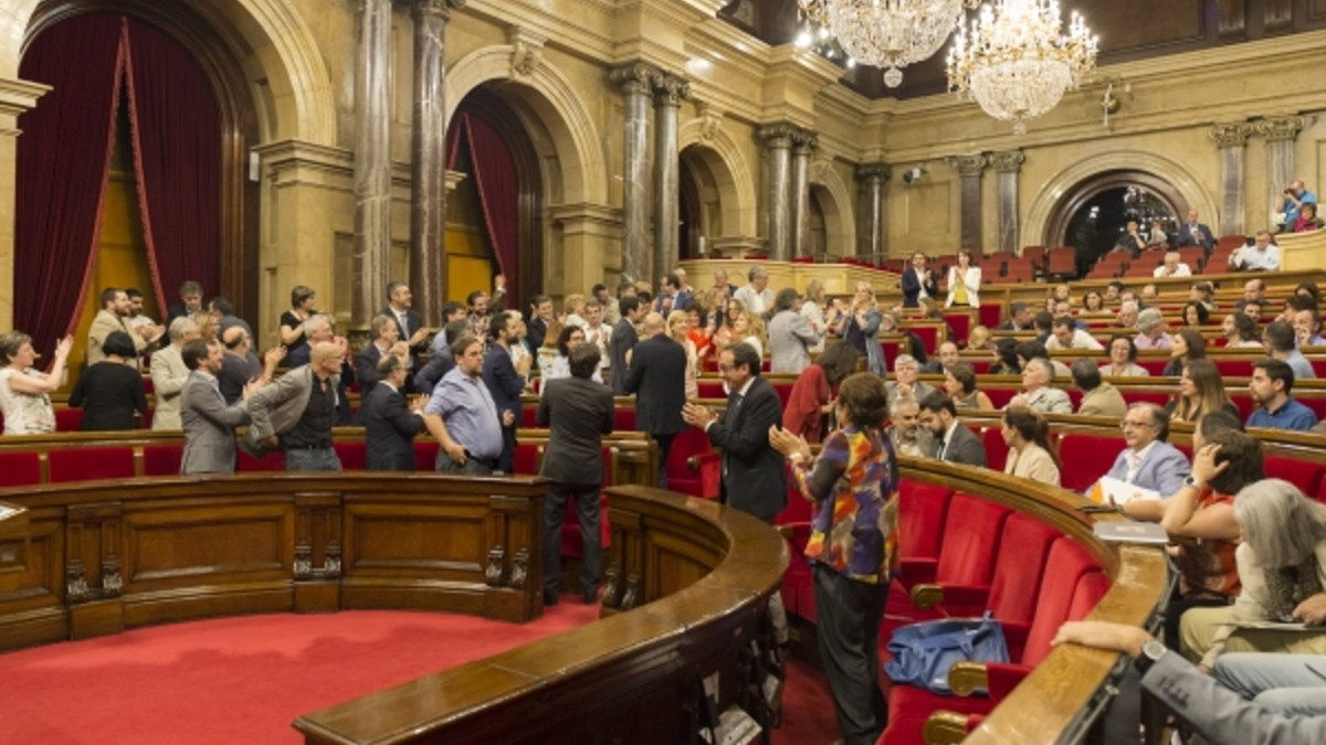 Φυλακισμένοι ή φυγόδικοι το 25% των βουλευτών στο καταλανικό Κοινοβούλιο