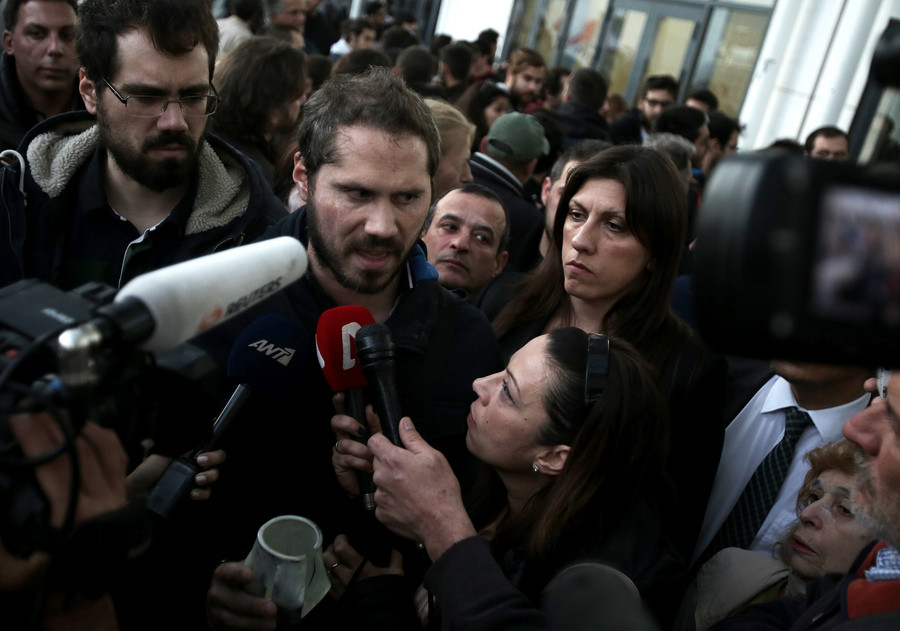 Κωνσταντοπούλου έξω από το Ειρηνοδικείο: «Είμαστε εδώ για να ρίξουμε την κυβέρνηση»