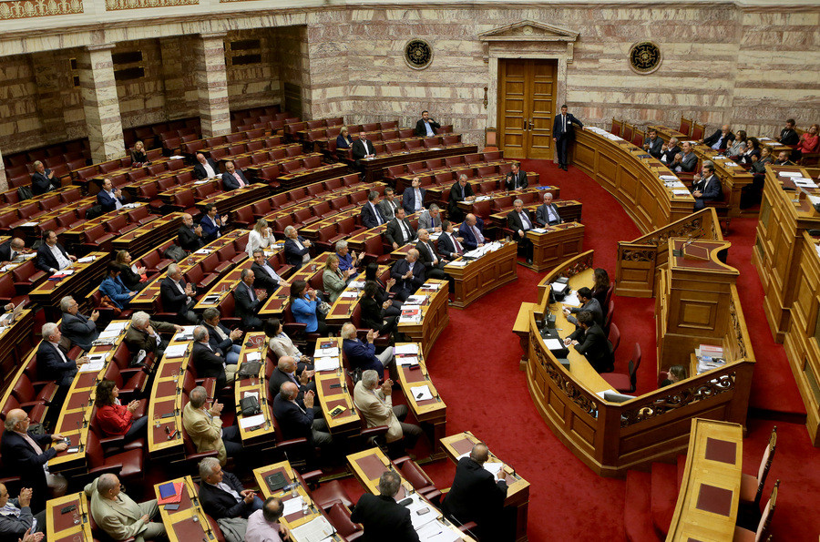 Ερώτηση για την οπλοφορία των αστυνομικών από Φίλη κι άλλους 30 βουλευτές του ΣΥΡΙΖΑ