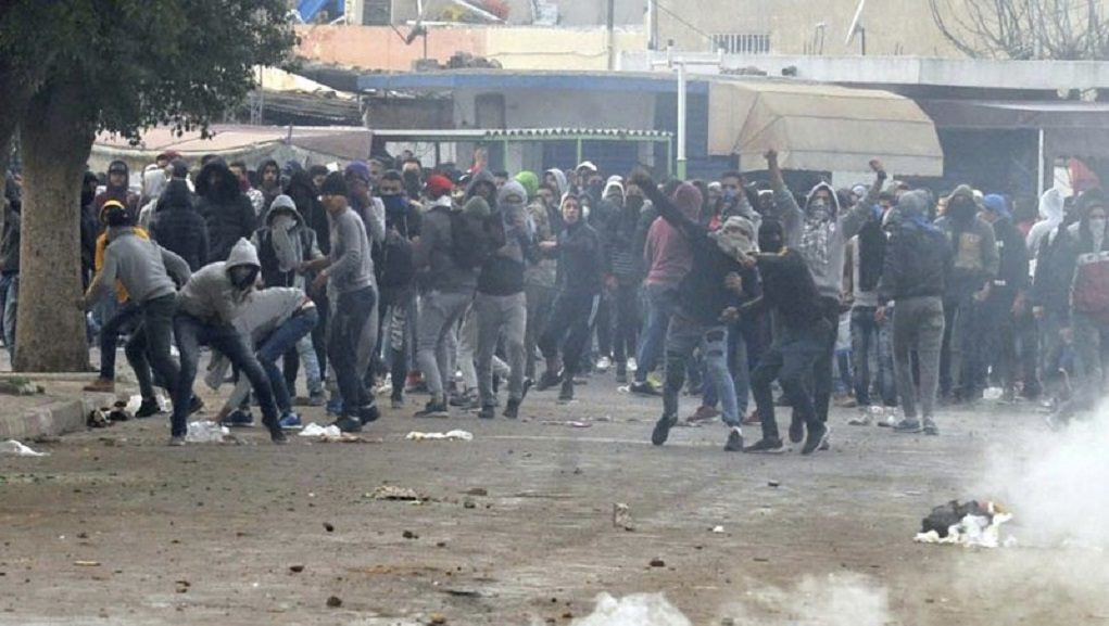 Νέες ταραχές για 3η συνεχόμενη νύχτα σε πόλεις της Τυνησίας [Βίντεο]