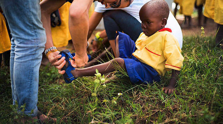Παπούτσια «μεγαλώνουν μόνα τους» για τα φτωχά παιδιά του πλανήτη