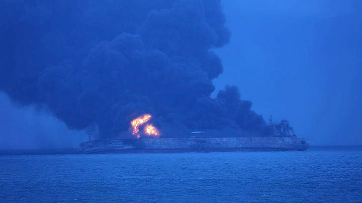 Το φλεγόμενο ιρανικό δεξαμενόπλοιο εισήλθε ακυβέρνητο στην ιαπωνική ΑΟΖ