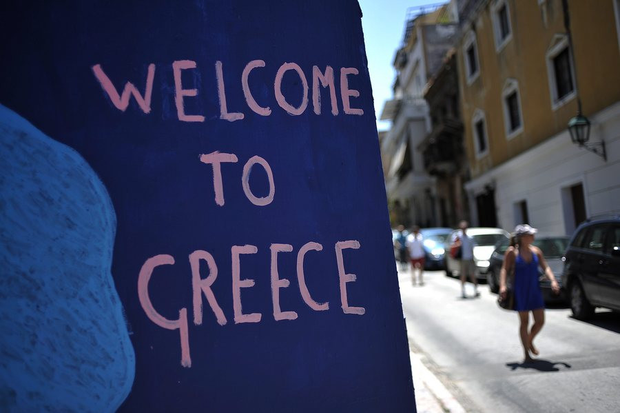 Suddeutsche Zeitung: Έκρηξη τουριστών στην Ελλάδα, λατρεύουν τον ήλιο και το γαλάζιο