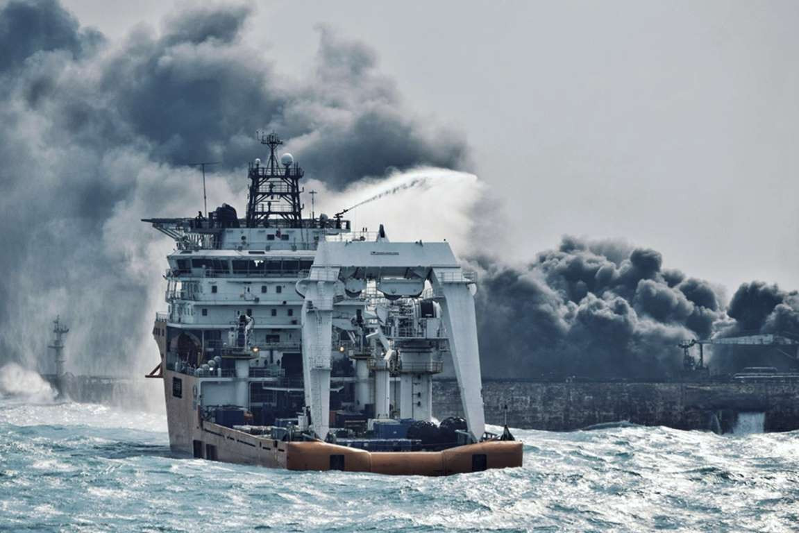 Κίνα: Βυθίστηκε φλεγόμενο το ιρανικό πετρελαιοφόρο – Αγνοούνται ακόμα 30 ναυτικοί [Βίντεο]