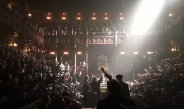 450 κομπάρσοι τραγουδούν το «Hey Jude» σε γυρίσματα ταινίας [ΒΙΝΤΕΟ]
