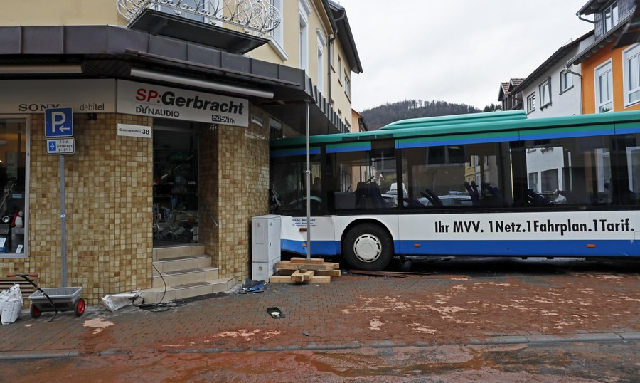 Γερμανία: Σχολικό λεωφορείο έπεσε πάνω σε τοίχο – Τραυματίστηκαν 43 παιδιά