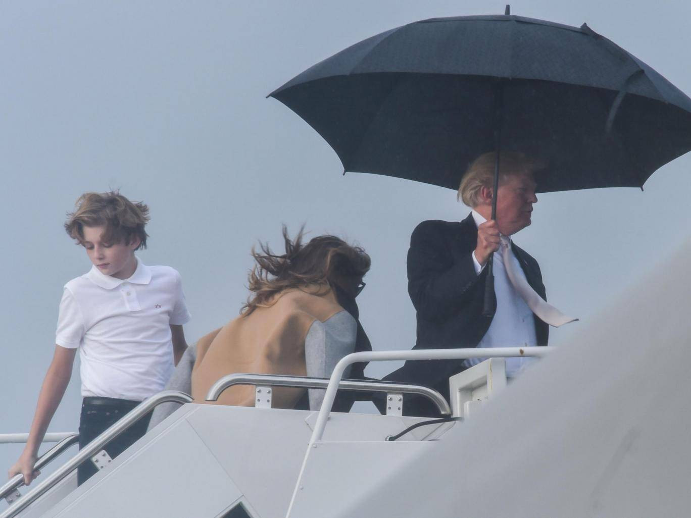 Όταν ο Τραμπ κράτησε την ομπρέλα μόνο για τον ίδιο [ΒΙΝΤΕΟ]