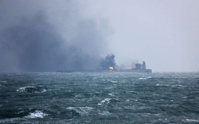 Κίνα: Μεγάλες πετρελαιοκηλίδες από τη βύθιση του ιρανικού δεξαμενόπλοιου