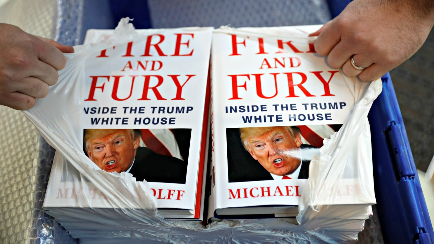 Το βιβλίο που «καίει» τον Τραμπ μεταφέρεται στη μικρή οθόνη