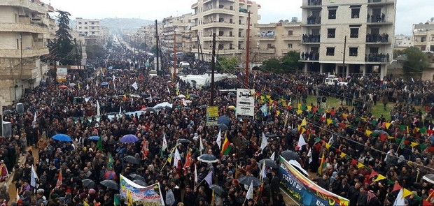 Χιλιάδες Κούρδοι της Συρίας διαδηλώνουν κατά της Τουρκίας