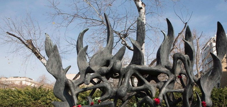 Χρυσαυγίτες βεβήλωσαν το Μνημείο του Ολοκαυτώματος στη Θεσσαλονίκη [ΦΩΤΟ]