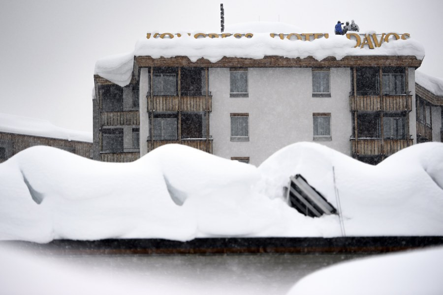 Νταβός: Μεγάλες χιονοπτώσεις και φόβοι για χιονοστιβάδες – Μετ’ εμποδίων οι αφίξεις για το οικονομικό φόρουμ