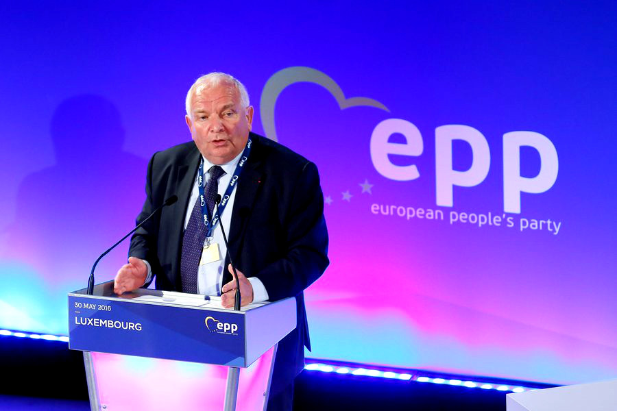 Ο επικεφαλής του Ευρωπαϊκού Λαϊκού Κόμματος εκθέτει Μητσοτάκη για Μακεδονικό