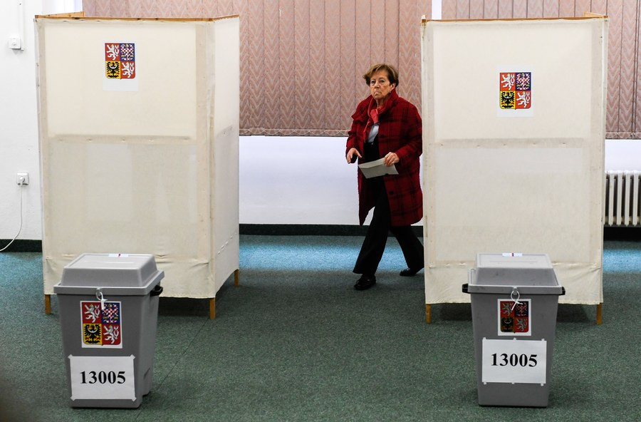 Δεύτερος γύρος προεδρικών εκλογών στην Τσεχία: Ο φιλορώσος Ζέμαν κόντρα στον φιλοευρωπαίο Ντράχος