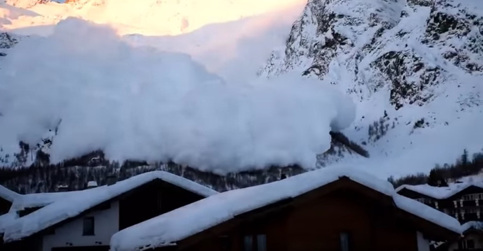 Χιονοστιβάδα καταπίνει χωριό [Βίντεο]