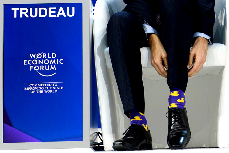 Fashion statement με παρδαλές πρωθυπουργικές κάλτσες