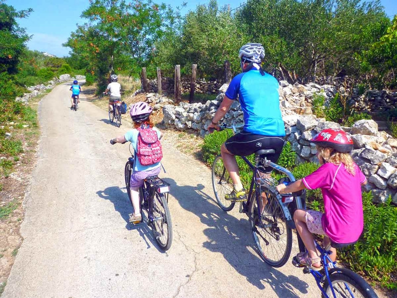 Πενταμελής οικογένεια Φιλανδών έφτασε στα Χανιά με ποδήλατα
