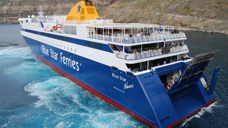Επιβάτης του Blue Star Naxos έπεσε στη θάλασσα