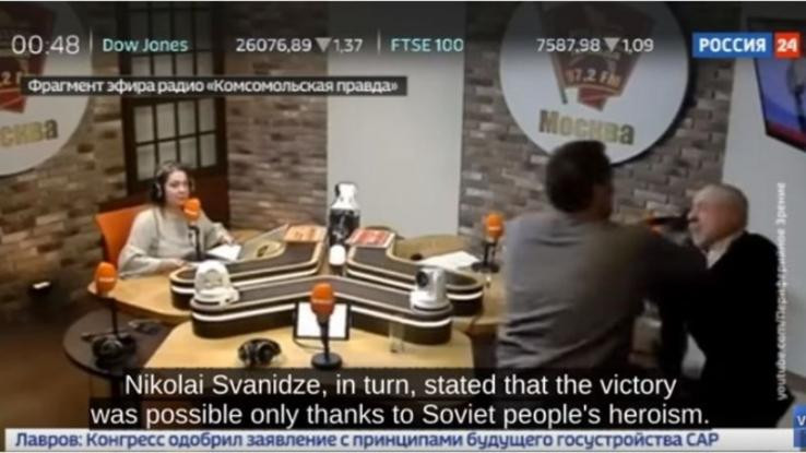 Δημοσιογράφοι πιάστηκαν στα χέρια σε στούντιο για τον Στάλιν [Βίντεο]
